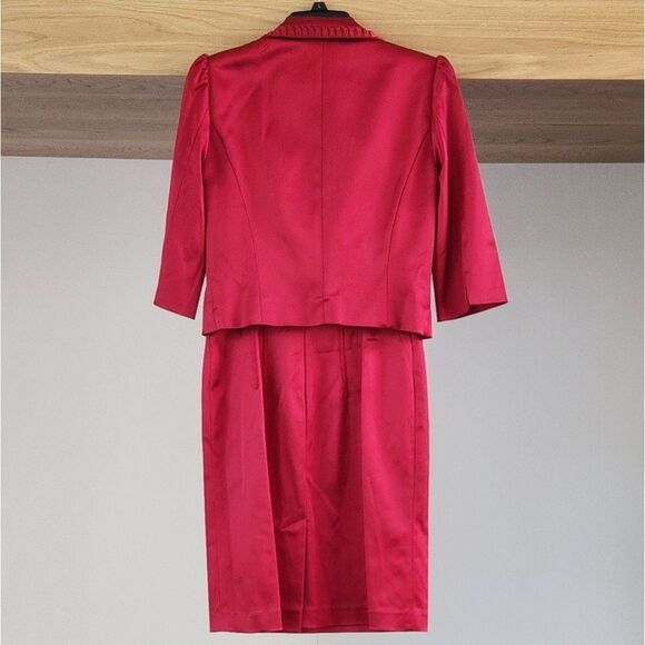 Crimson Elegance Pleated Lapel Skirt Suit - Picture 6 of 11